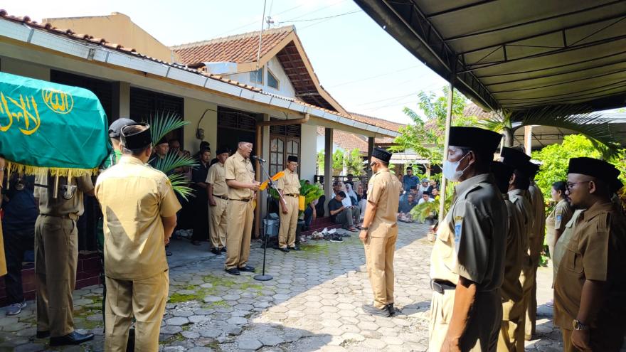 Upacara Pemberangkatan Jenazah Slamet Sunarjo Mantan Dukuh Klurak